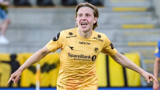 被球迷喷得退出国家队的吴曦，其实是郑智后最强后腰，场上也很拼