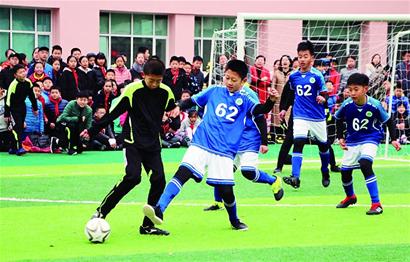 曼联狂丢21球暴露防守隐患，明夏抢免费英超铁卫！阿莫林欲签嫡系