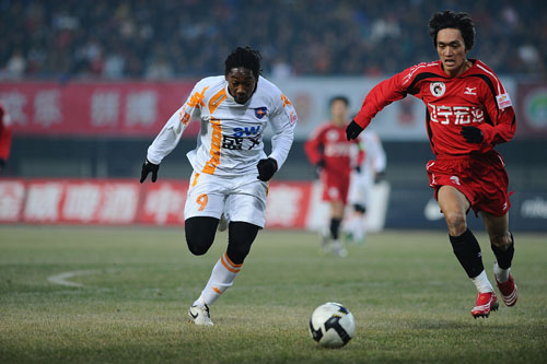 申京隔扣颜射亚当斯，后者按头锁喉遭申京“挑衅”：就扣你这混球