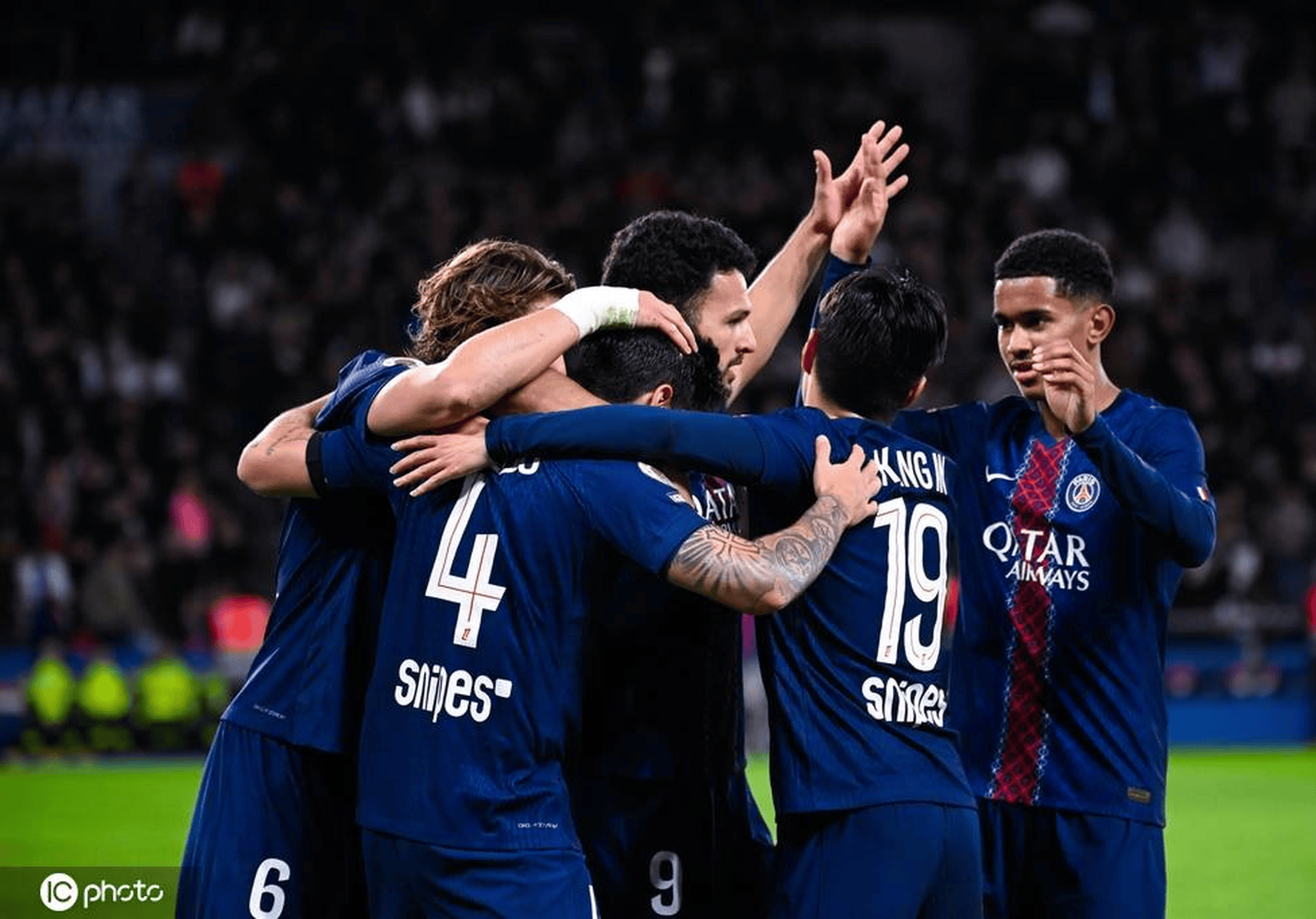 姆伯莫打进一球，吃到一张黄牌，赛后收获7.8的虎扑评分！